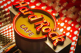 Hard Rock Cafe, compleanno a Roma con Motta e Noemi (e un nuovo menù)