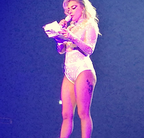 Lady Gaga condivide gioie e dolori nel Joanne World Tour sbarcato a Milano