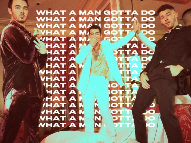 Jonas Brothers hanno pubblicato il singolo What A Man Gotta Do e lo presentano alla cerimonia dei Grammy Awards
