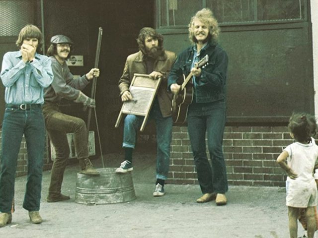 Down On The Corner – John Fogerty, i Creedence Clearwater Revival, Winnie The Pooh e il Sgt. Pepper