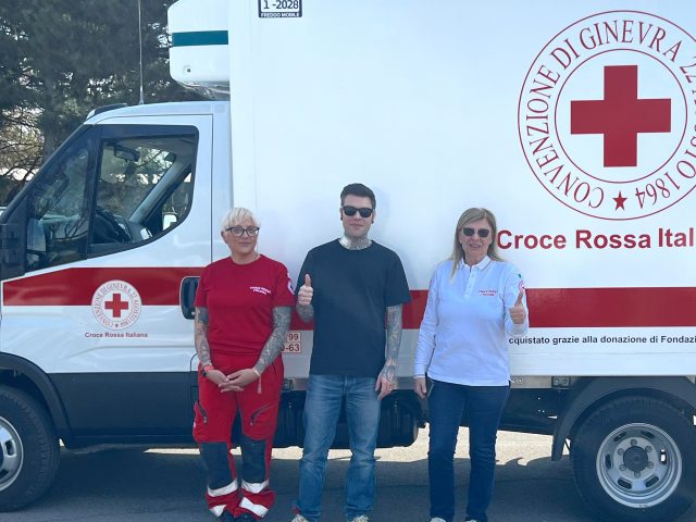La Fondazione Fedez ha acquistato per la Croce Rossa Italiana un automezzo isotermico per trasportare medicinali