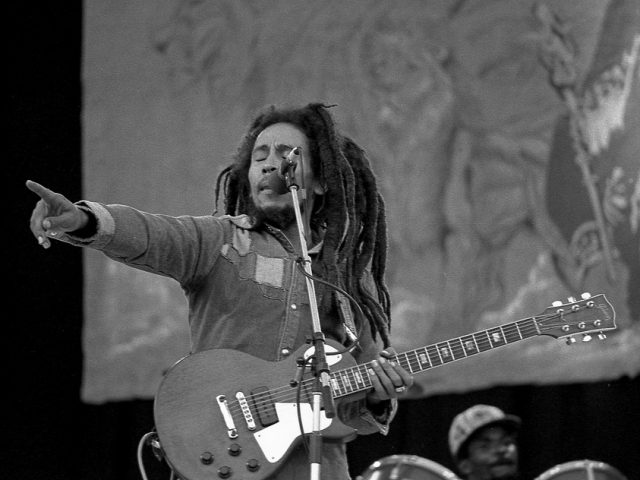 Three Little Birds – Bob Marley dedica un brano a tre canarini… o alle sue tre coriste?
