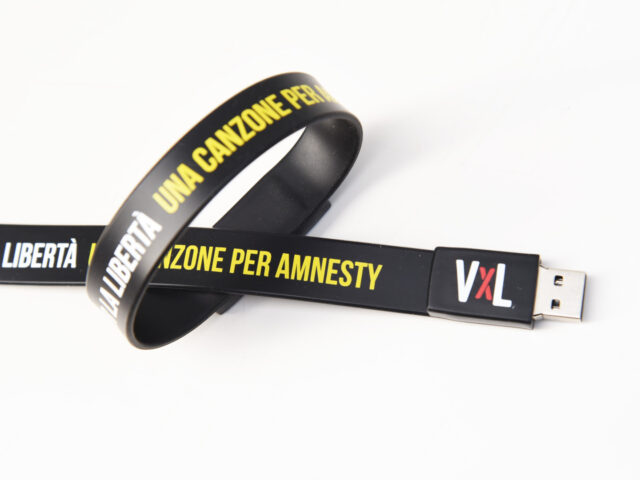 Una USB con i brani di Voci per la libertà – Una canzone per Amnesty
