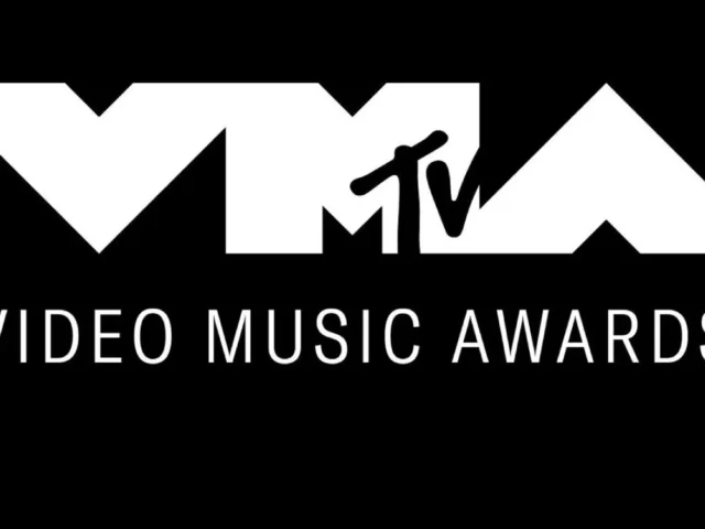 Nicki Minaj sia performer che presentatrice ai VMAs 2023 di MTV