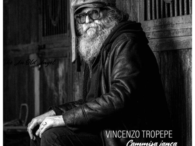 A 57 anni, esordio solista cantautorale in calabrese per Vincenzo Tropepe