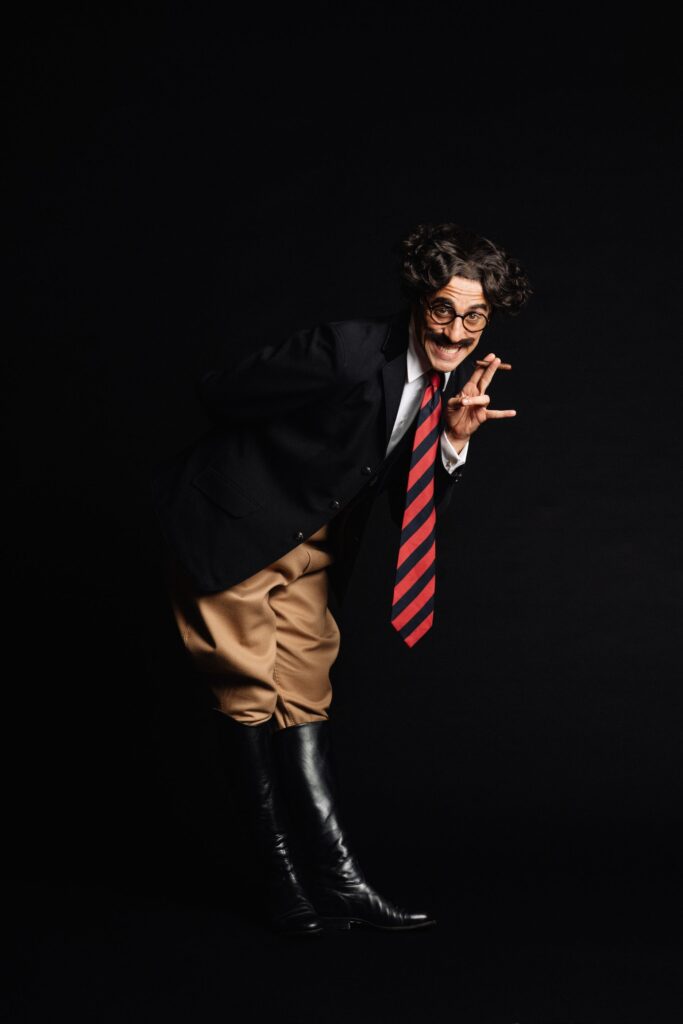 L'immagine attuale non ha un testo alternativo. Il nome del file è: Groucho-Loris-Fabiani-scaled.jpg