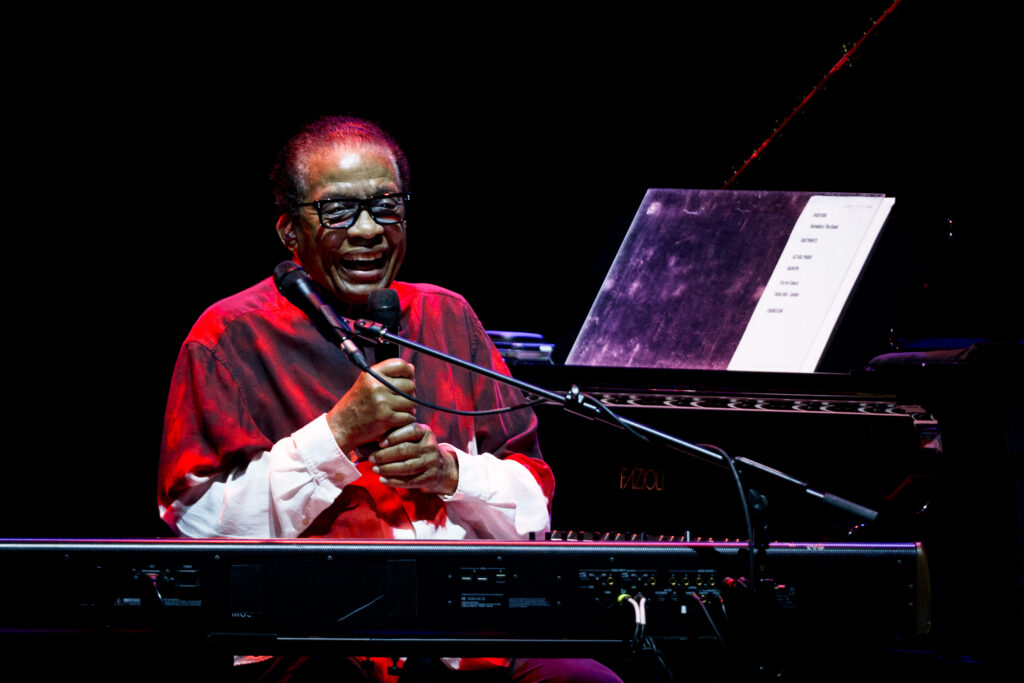 L'immagine attuale non ha un testo alternativo. Il nome del file è: Herbie-Hancock-03-scaled.jpg