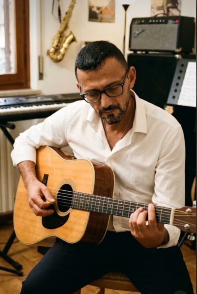 Il musicista partenopeo si sta riprendendo la scena pubblicando nuova musica e studiando il linguaggio dei social. A metà novembre, il nuovo singolo E’ perfetto